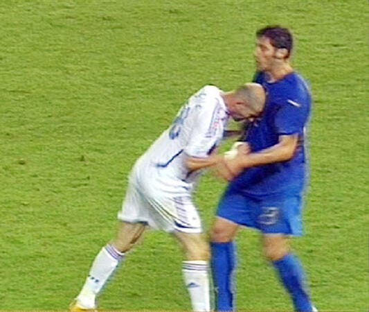 Je veux rentrer encore et toujours Zidane-materazzi-la-reconciliation_62074_11558