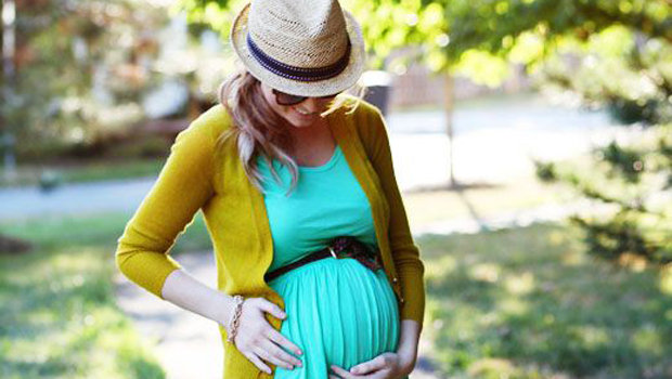 طرق مختلفه لارتداء الفساتين للحوامل  Header_image_different-ways-to-wear-dresses-during-pregnancy-fustany-main-image