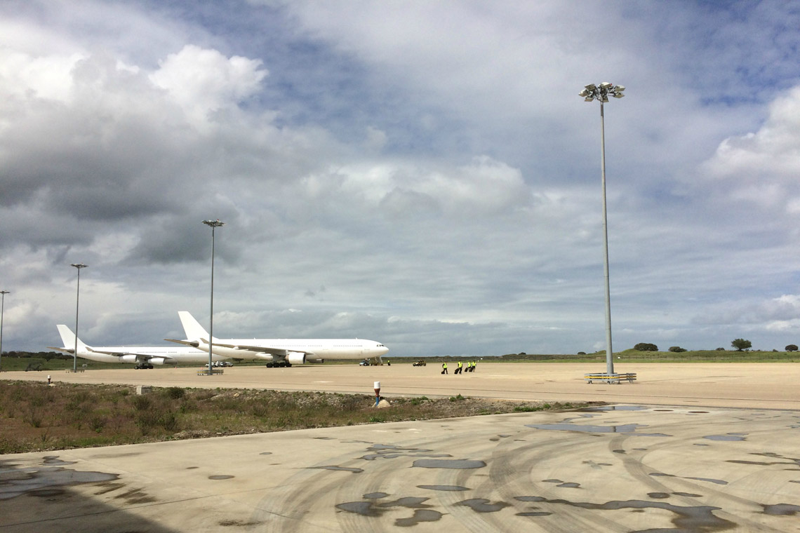 AEROPORTO DE BEJA: O Alentejo? "C'est magnifique!" Um aeroporto tão novo e vazio? "Un peu bizarre" Ng6476635