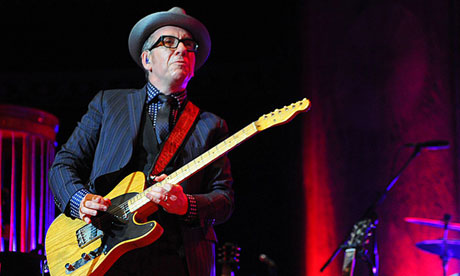 ¿Qué es el Hard rock? - Página 4 Elvis-Costello-in-concert-010