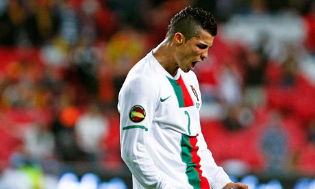 YahooSport : كريستيانو رونالدو يذكر الجميع ببراعته في الضربات الحرة [فيديو] Cristiano-Ronaldo-Portuga-006