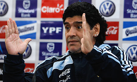 Name one player you'd partner up with in a bar fight - Page 4 Diego-Maradona-001