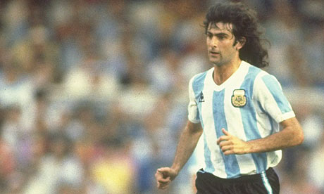 10 “số 10” huyền thoại qua các kì World Cup Mario-Kempes-of-Argentina-002