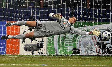 لكل مشجعين منتخب السامبا   Inter-goalkeeper-Julio-Ce-001