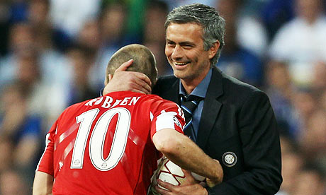 How overrated are Madrid and Barcelona are on GoalLegacy - Page 3 Jose-Mourinho-keeps-Arjen-006