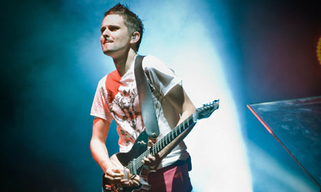 Asile des trop folles fans de CSI ... - Page 37 Matt-Bellamy-of-Muse-Glas-006