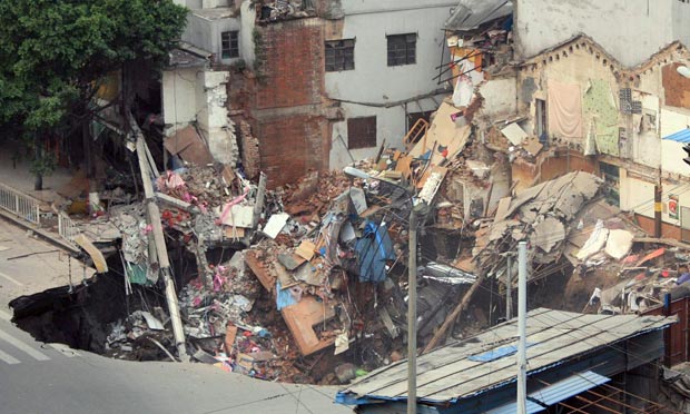 Massive sinkhole swallows buildings in Guangzhou, China Collapsed-building-in-Gua-010
