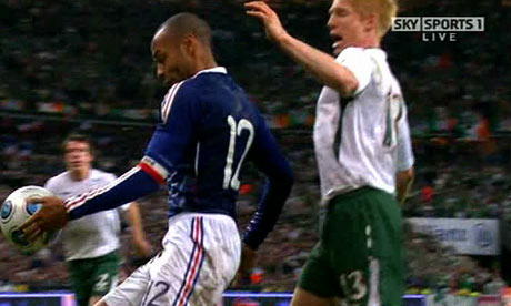 صور الغزال الفرنسي هنرى Thierry-Henry-handball-ag-002