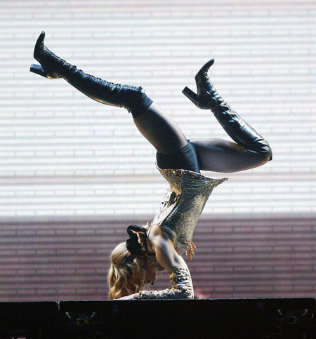 2004 Re-Invention World Tour LA-Madonna-Re-Invention-T-001