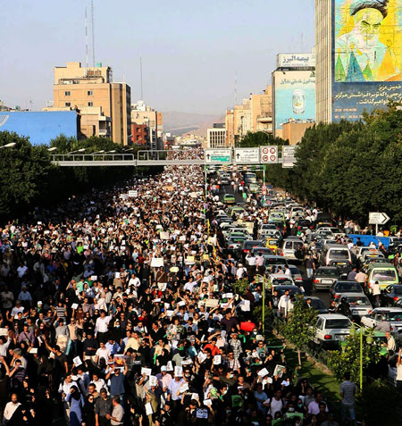 ( الحرس الثوري الايراني ) قصة منشق Iran-demonstrations-Thous-001