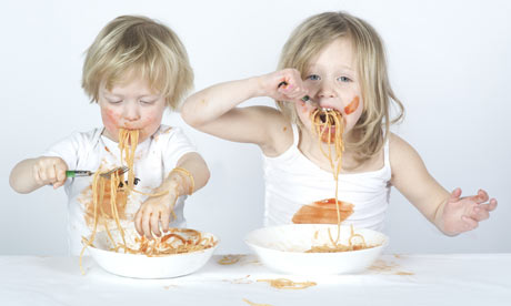 Imagens da equipe da Limpeza - XLVIII VEM Kids-eating-spaghetti-001