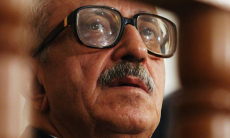Talabani refuses to sign death order  Tariq-Aziz-listens-to-a-l-006