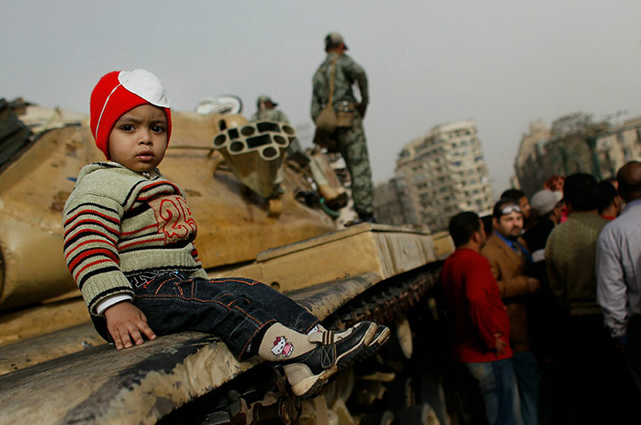 صور الجيش المصرى فى ثورة 25 يناير   A-child-sits-on-a-tank-wh-005