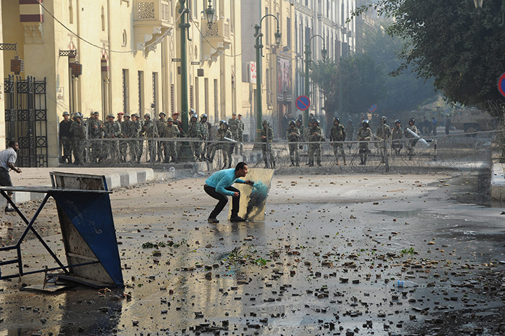 بالصور // موقعة شارع مجلس الوزاء واقتحام ميدان التحرير (( عيش الحدث مع أمواج )) An-Egyptian-protester-tak-003