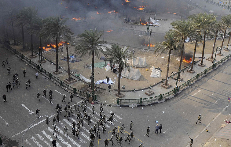 بالصور // موقعة شارع مجلس الوزاء واقتحام ميدان التحرير (( عيش الحدث مع أمواج )) Egyptian-army-soldiers-ru-005