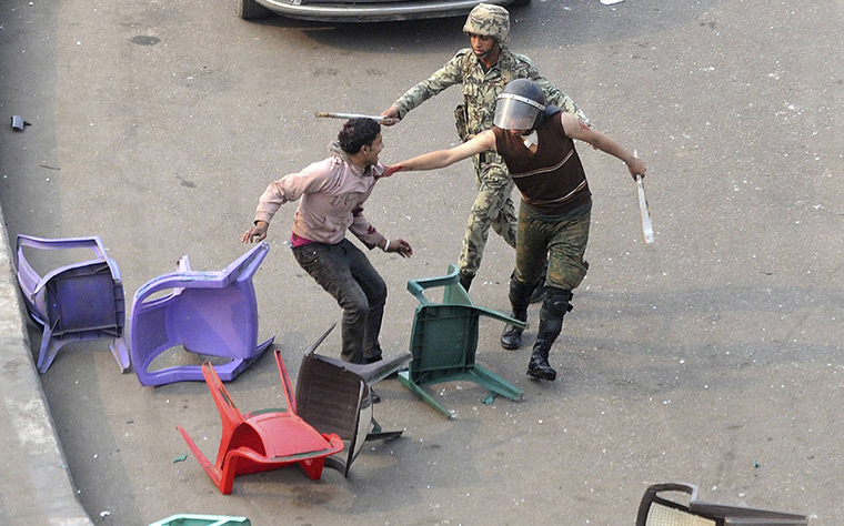 بالصور // تجاوزات الشرطة المصرية بزى الجيش  (( للاسف لا بد من نشرها )) Egyptian-army-soldiers-ar-006