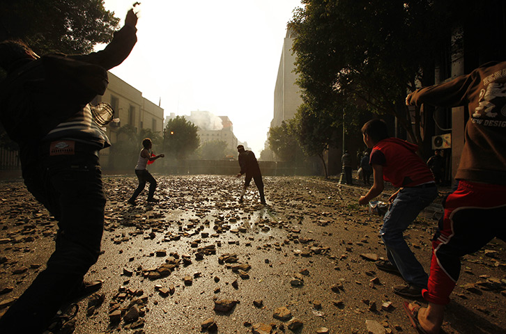 بالصور // موقعة شارع مجلس الوزاء واقتحام ميدان التحرير (( عيش الحدث مع أمواج )) Protestors-throw-stones-d-008