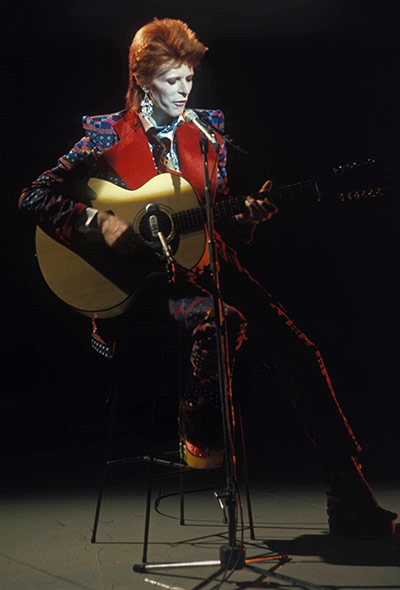 David Bowie David-Bowie-performing--M-012