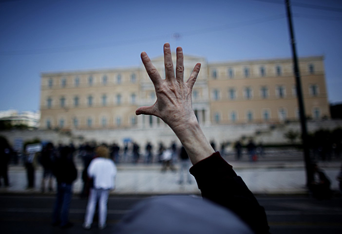 صور من العالم  -protester-gestures-in-fr-011