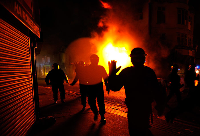 Riots in London and Beyond in pictures Riot-policeman-charge-pas-014