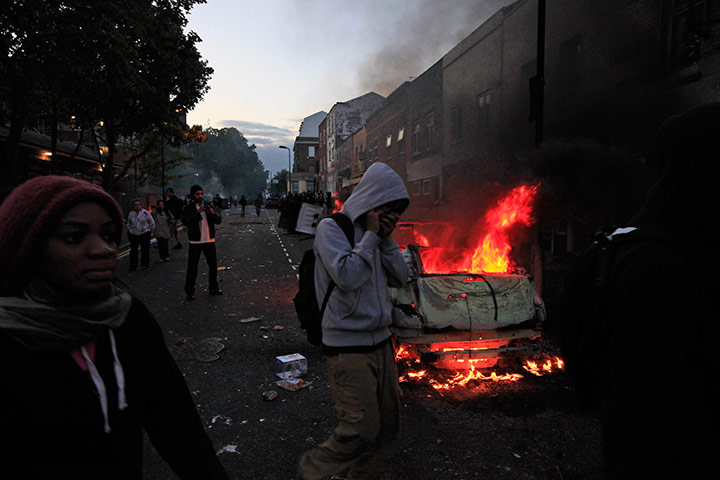 Riots in London and Beyond in pictures Youths-walk-past-a-car-bu-017