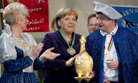 Merkelstein - Página 2 Angela-Merkel-and-golden--007