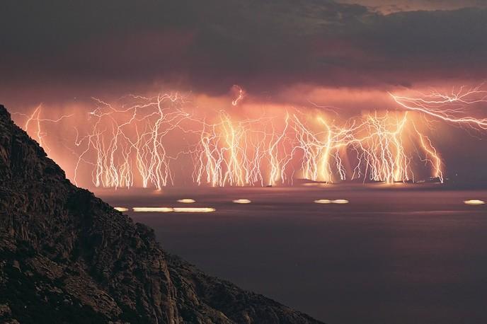 lumiere - 2013: le 28/07 à 23h - Lumière étrange dans le ciel  - Salles sur verdon var  - Var (dép.83) W_foudre-catatumbo