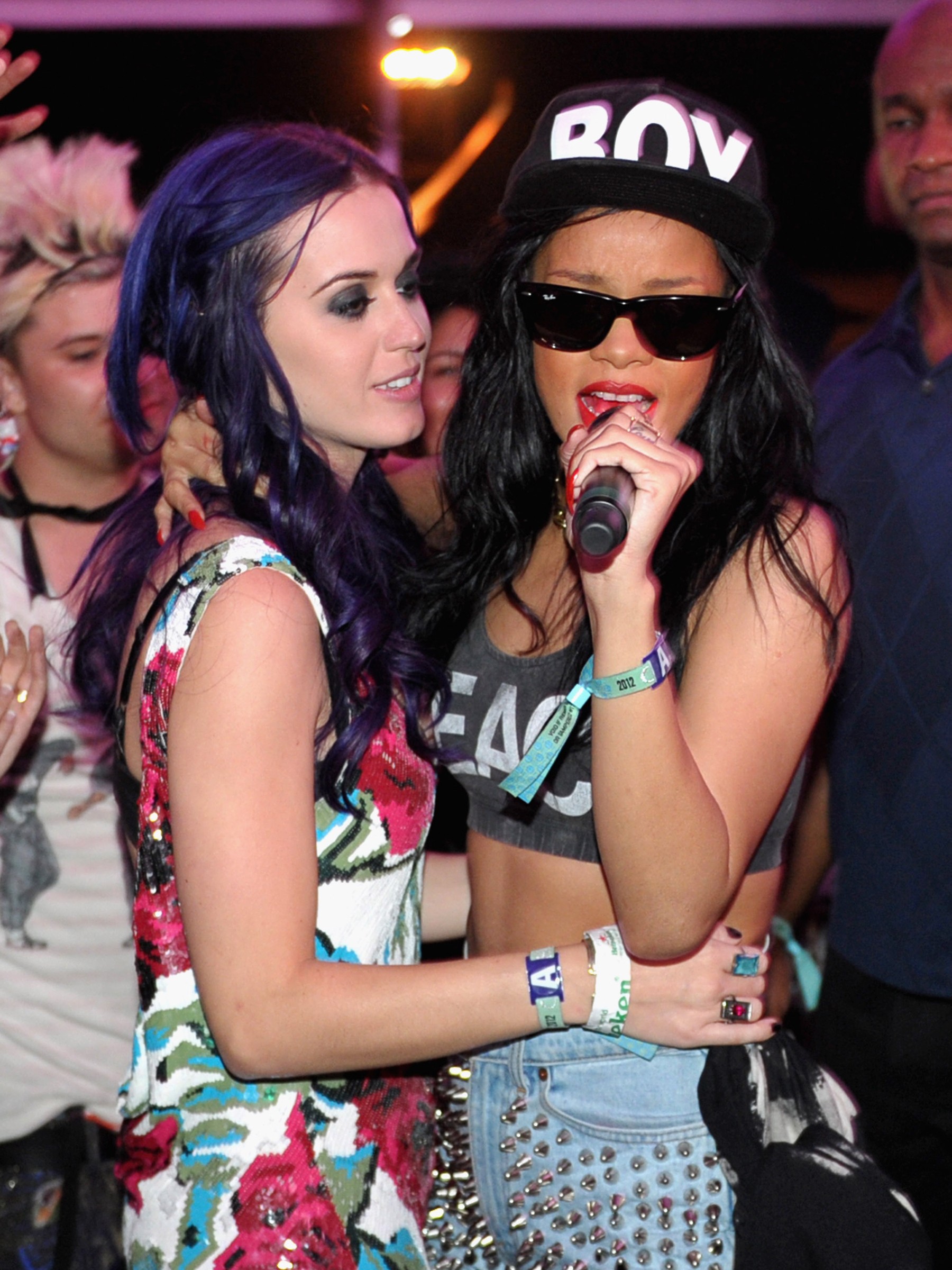 Rihanna    - Página 7 Rihanna-katy-perry-coachella-compressed