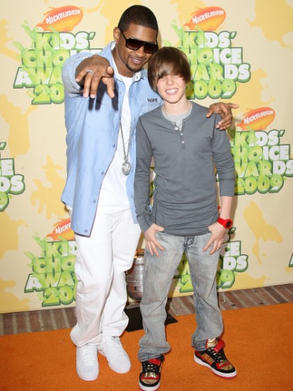 ¿Cuánto mide Usher Raymond? - Altura - Real height Justin-bieber-usher-2009-kids-choice-awards-420x560