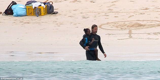 Angelina Jolie i Brad Pit sa djecom zauzeli cijelu plažu 120424079.8_mn