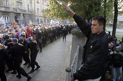 HOMOFOBIJA (i homoseksualnost/lezbijstvo)  - Page 11 20071011032951nacionalni_stroj_novi_sad_antifasisticki_mars_davidovic_kamenice_sieg_heil