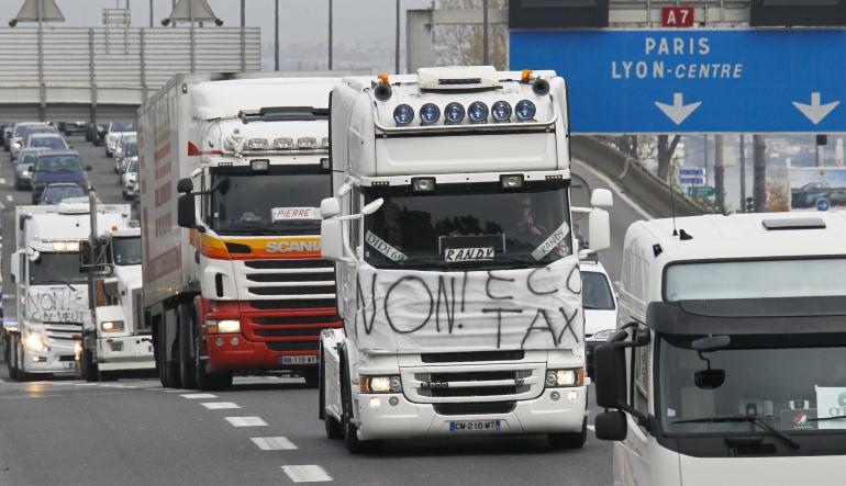 Les routiers menacent, le gouvernement recule (Parisien) + Ségolène Royal enterre l'écotaxe (Médiapart) + Fin de l'écotaxe, l'allégeance royale (Humanité) + Abandon de l'écotaxe, le gouvernement cède au lobby du tout-camion (Parti de Gauche) RTX15G0J