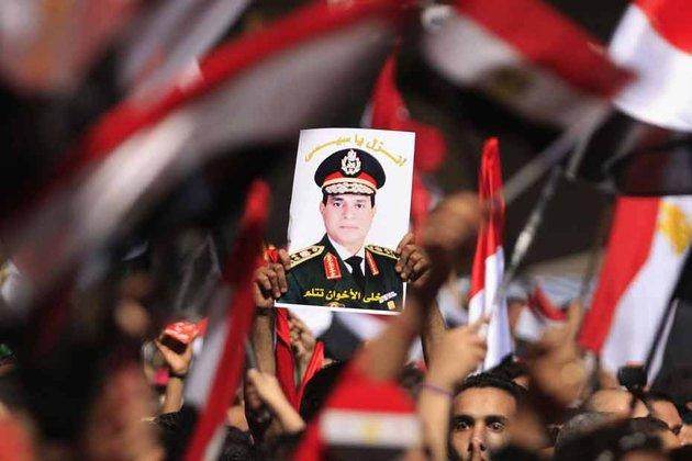 Egypte: l'armée sort victorieuse du référendum constitutionnel (Médiapart) Le-general-al-sissi-portrait-porte-par-des-manifestants-en-Egypte_scalewidth_630