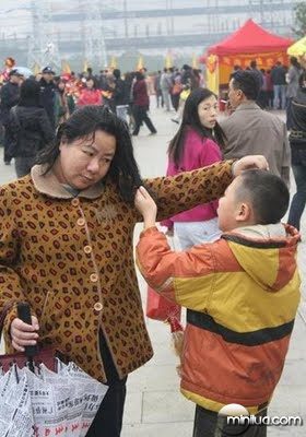 Inacreditável cena de como um garoto chinês trata sua mãe Chinese-boy-pulls-mother-hair-7