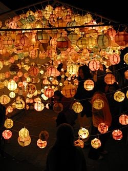 أعياد كوريا التقليدية 250px-Lotus_latern_festival_2001