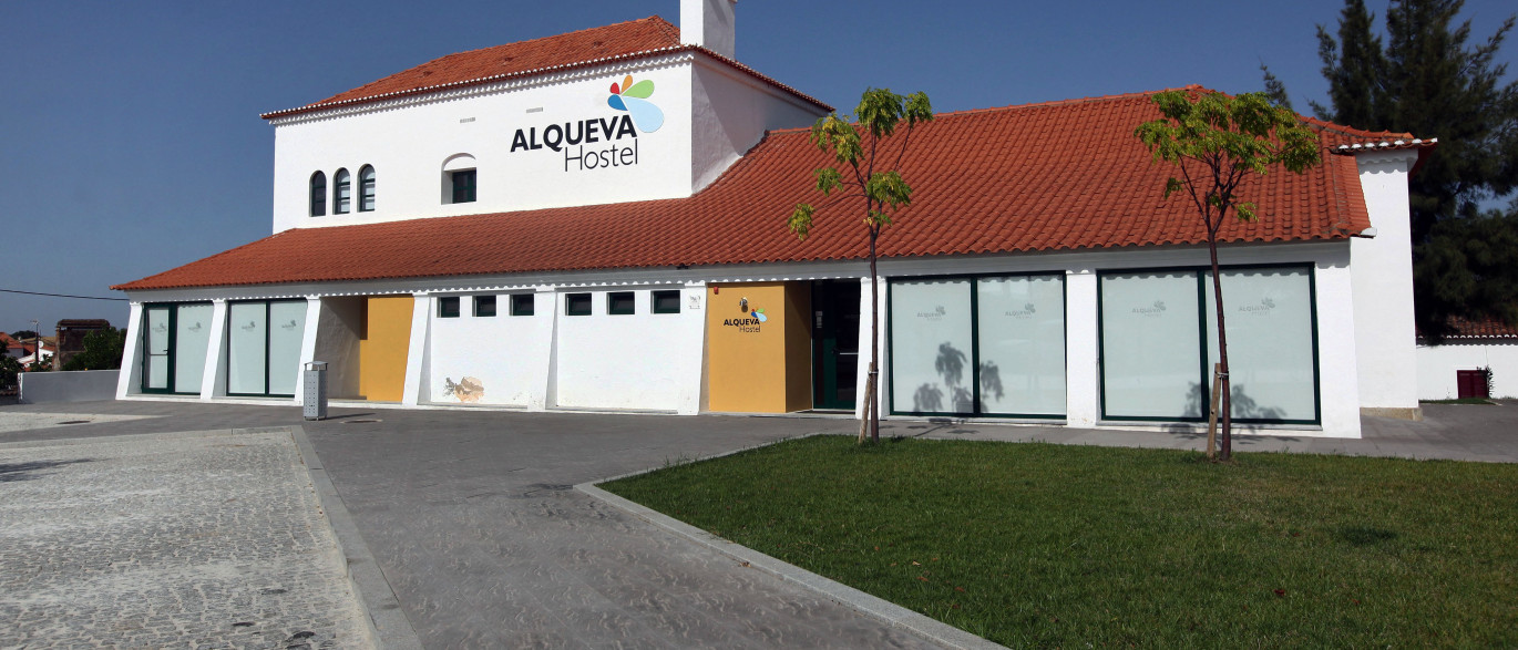 Antiga escola da aldeia de Alqueva transformada em hostel 19494099