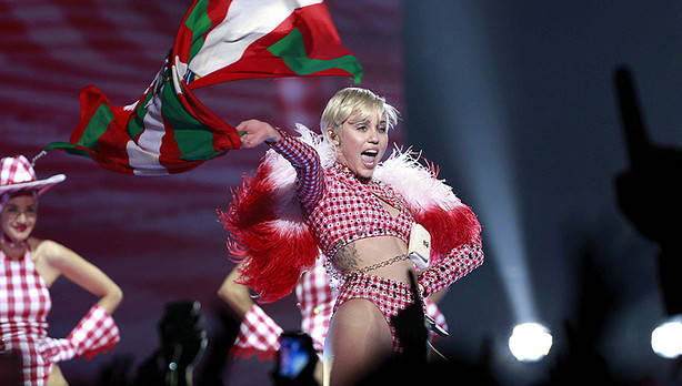 Tour » Bangerz Tour 2014 - Página 8 Miley-cyrus-ikurrina_11431_1