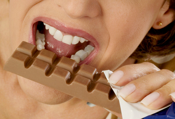 لمحبين الشوكولاته 20100618-woman-eating-chocolate-600x411