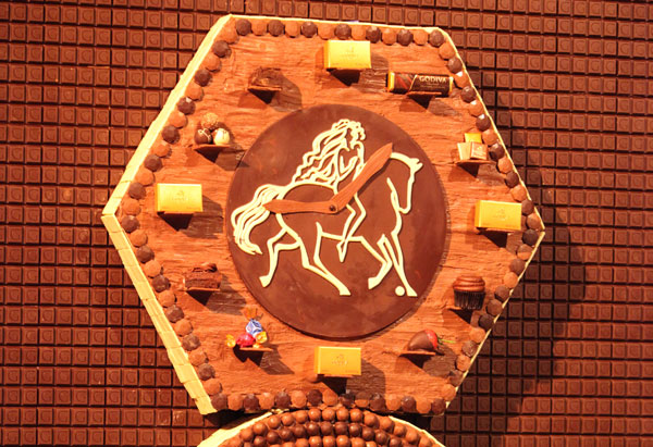 استديو اوبرا من الشوكلاته... شاهد الصور... 20100217-tows-godiva-chocolate-set-15-600x411