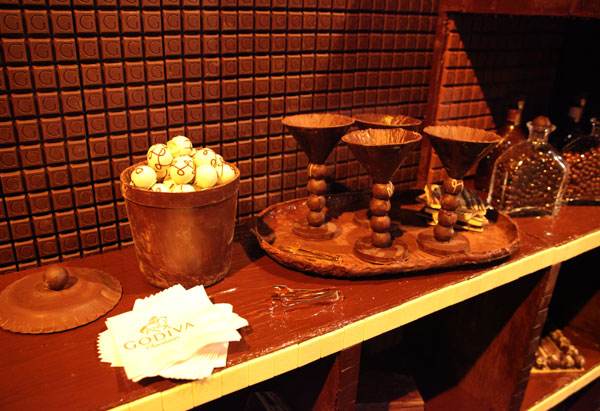استديو اوبرا من الشوكلاته  20100217-tows-godiva-chocolate-set-8-600x411