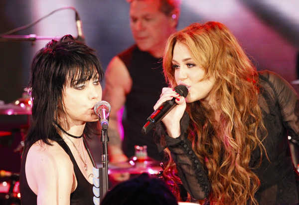 حصريا Miley Cyrus and Joan Jett On Opera 20110408-tows-joan-jett-performance-600x411