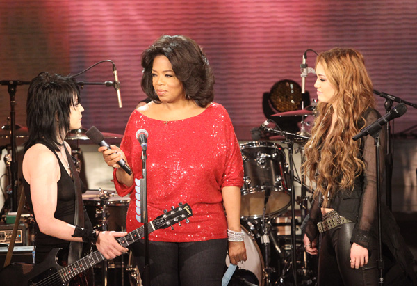 حصريا Miley Cyrus and Joan Jett On Opera 20110408-tows-women-who-rock-16-600x411