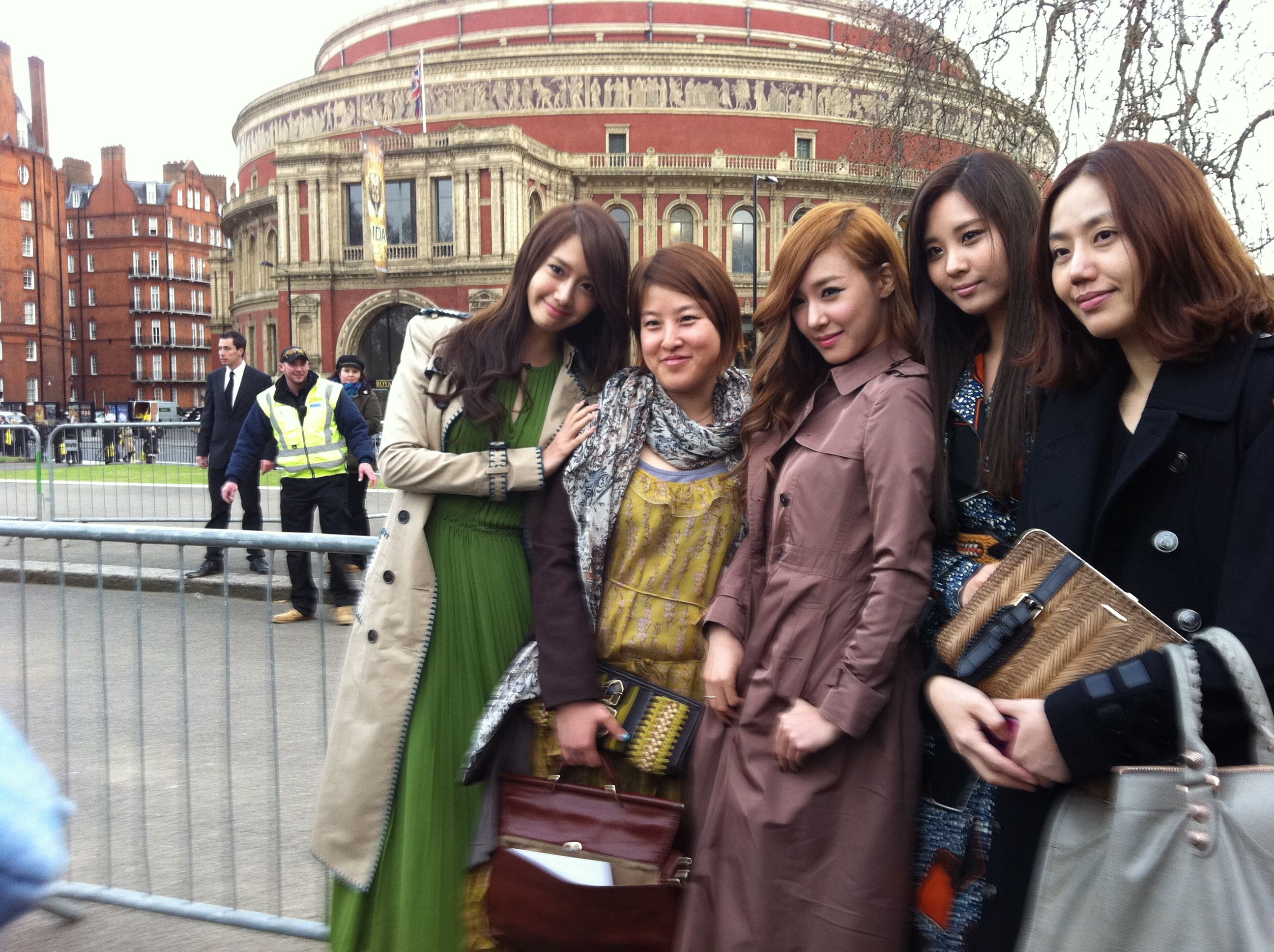 {000000} {FO} Yoona, Seohyun & Tiffany @ Burberry Prorsum Women’s Collection Fashion Show T9Ed