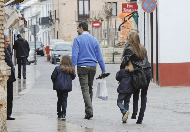 Los Príncipes y las infantas Leonor y Sofía visitan Almagro - Página 5 33598_20130325014614-1364240774-R005
