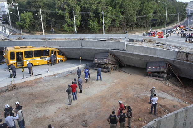 La Foto del Día - Página 15 Camion-belo-horizonte-brasil-cae-puente-aplasta-mundial-brasil