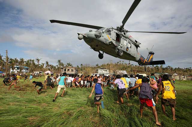 (FULL) WA International News Network - Page 17 Chopper-yolanda-epa-20131116