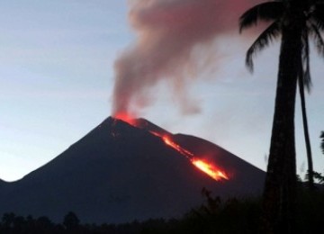 VOLCANES ACTIVOS EN ESTOS MOMENTOS  - Página 23 Gunung-lokon-_110718100126-446