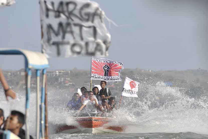 DARURAT REKLAMASI Sejumlah-pengunjuk-rasa-membawa-bendera-dan-berbagai-atribut-anti-_140905152030-965