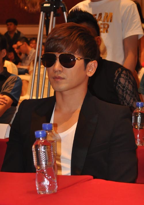 [21.8.12][News Pics] MinWoo @ Asian Wave 531fba444e72df8d57a76cc697a2fb74