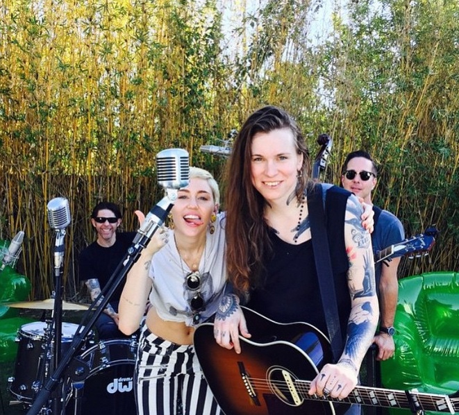 Miley Cyrus Might Be Recording With Against Me!’s Laura Jane Grace  Miley-Cyrus-and-Laura-Jane-Grace